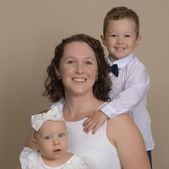 Meet your Posher, Carrie - Picture 2 of 3